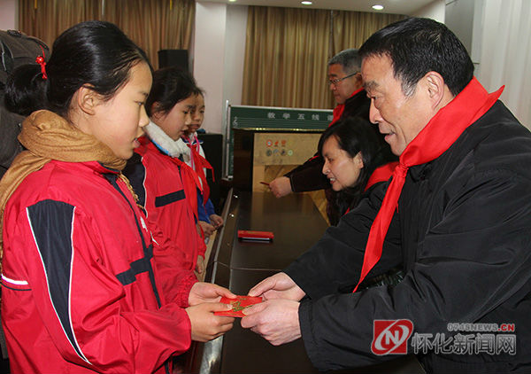 该区关工委领导在为留守儿童发放红包。