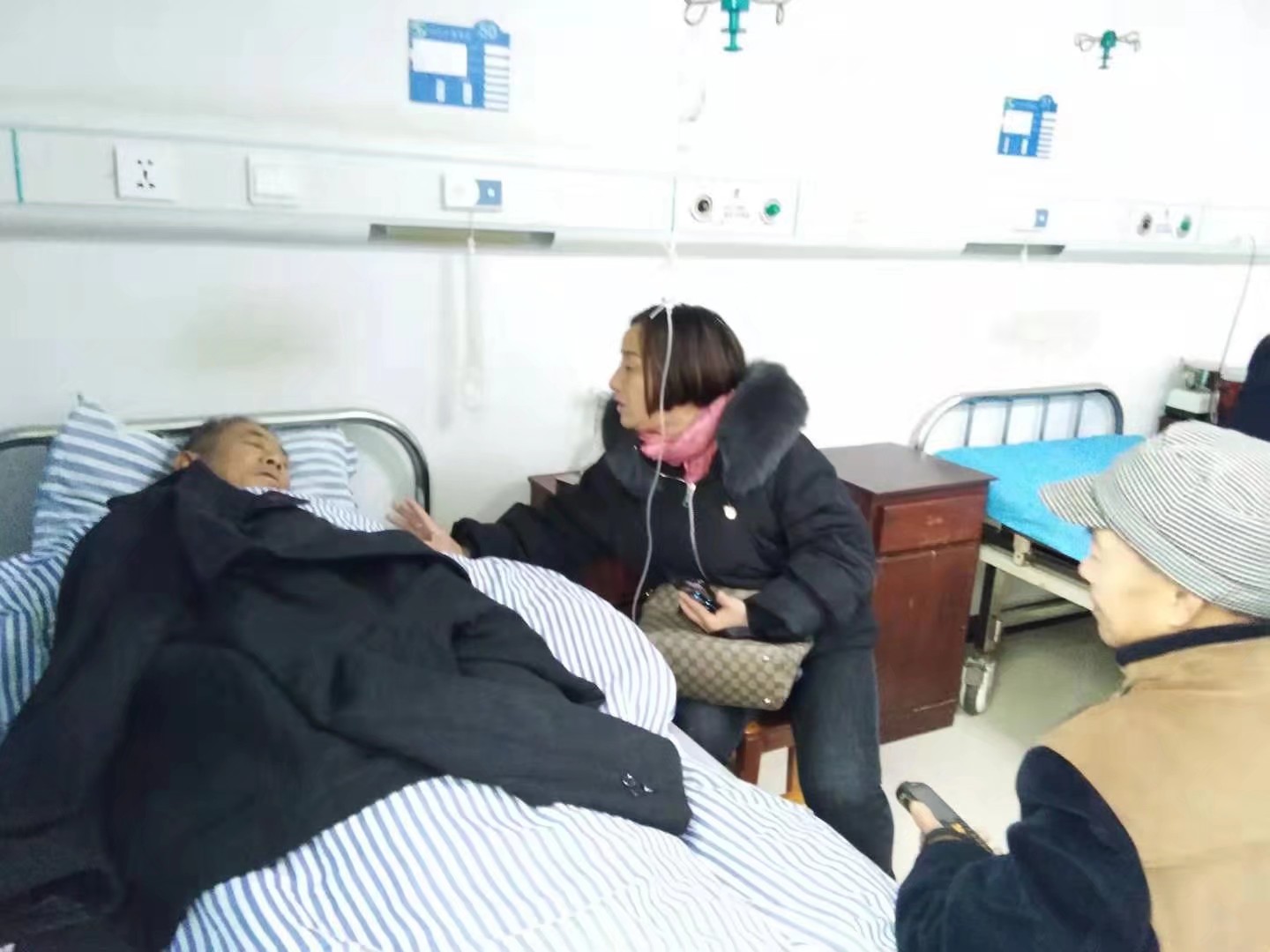 将老人送到医院住下后,李婷香和社区工作人员,社区志愿者一起买了水果
